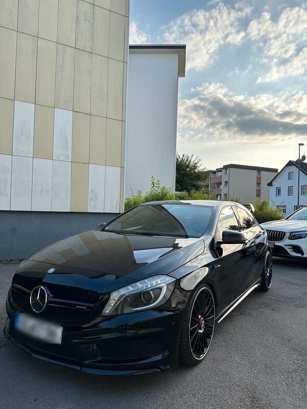 Schwarz Gebraucht 2015 Mercedes A200 AMG line Limousine | 14.700 € - Bild 1/4