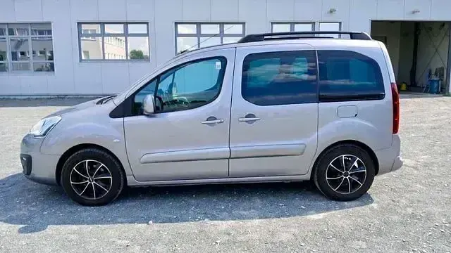 Gebraucht Peugeot Partner Tepee Allure 120 PS (88 kW) 2015 Grün Van / Kleinbus