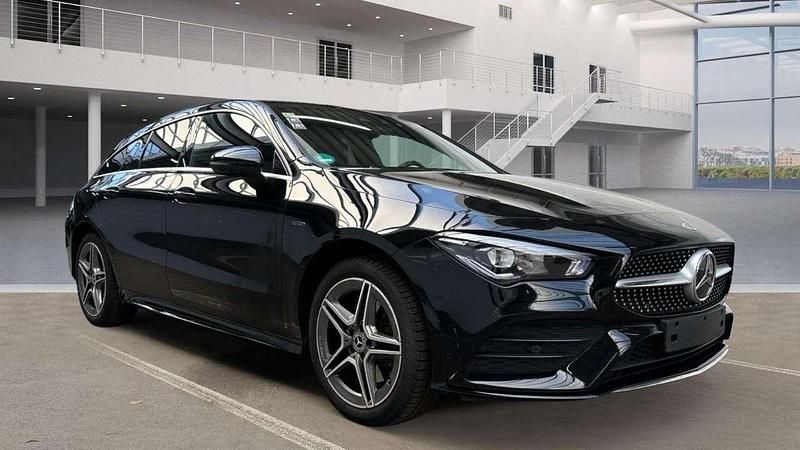 Nachtschwarz Gebraucht 2021 Mercedes CLA250e AMG Limousine | 23.750 € (Superpreis) - Bild 1/3