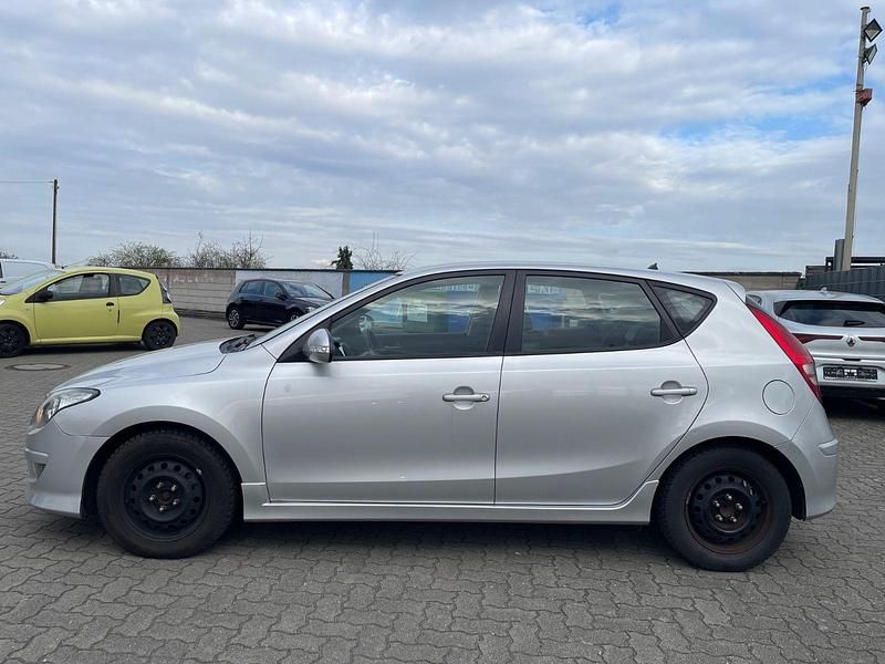 Gebraucht Hyundai i30 Classic 90 PS (66 kW) 2011 Silber Limousine