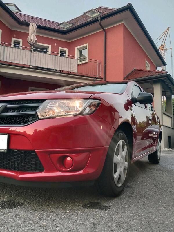 Rot Gebraucht 2013 Dacia Sandero Kleinwagen | 3.950 € - Bild 1/4