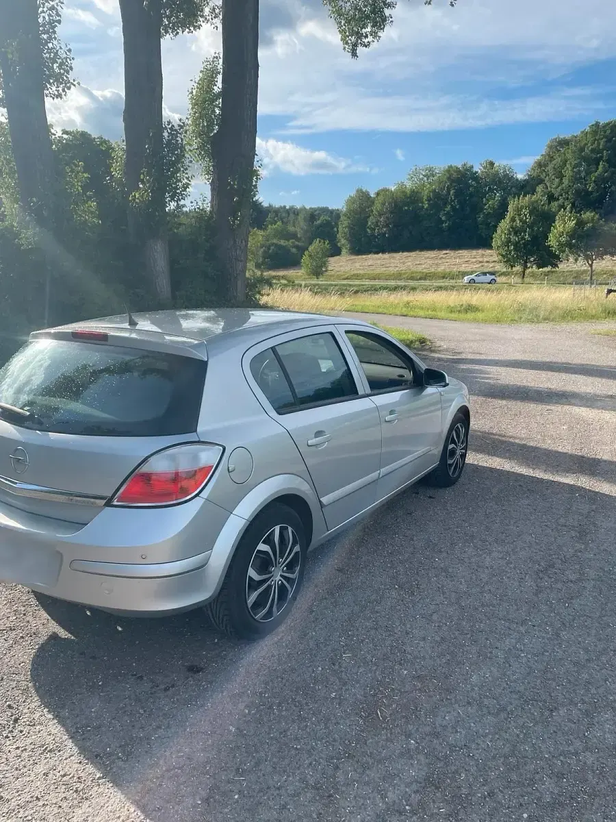 Gebraucht Opel Astra 106 PS (77 kW) 2004 Silber Limousine