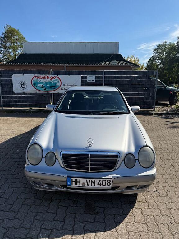 Silber Gebraucht 1999 Mercedes E200 Classic Limousine | 2.249 € (Superpreis) - Bild 1/4
