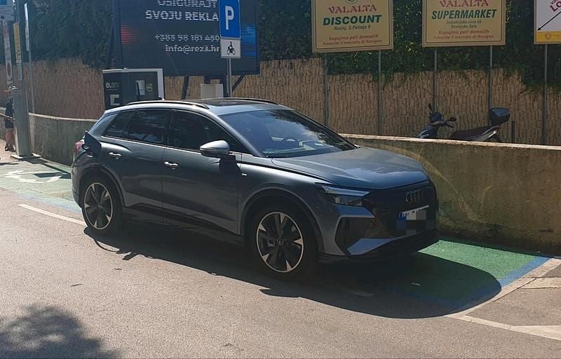 Blau Gebraucht 2023 Audi Q4 e-tron Black Edition SUV | 39.999 € - Bild 1/4