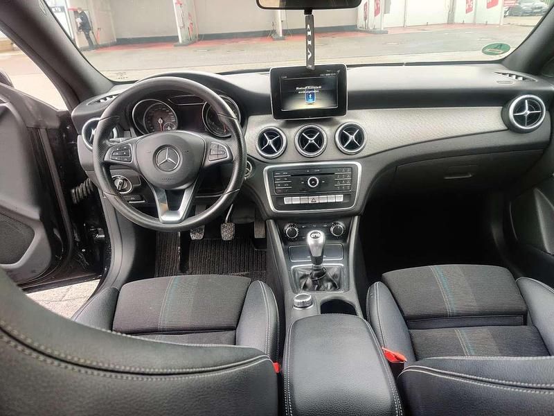 Gebraucht Mercedes CLA180 Shooting Brake 122 PS (89 kW) 2016 Schwarz Kombi
