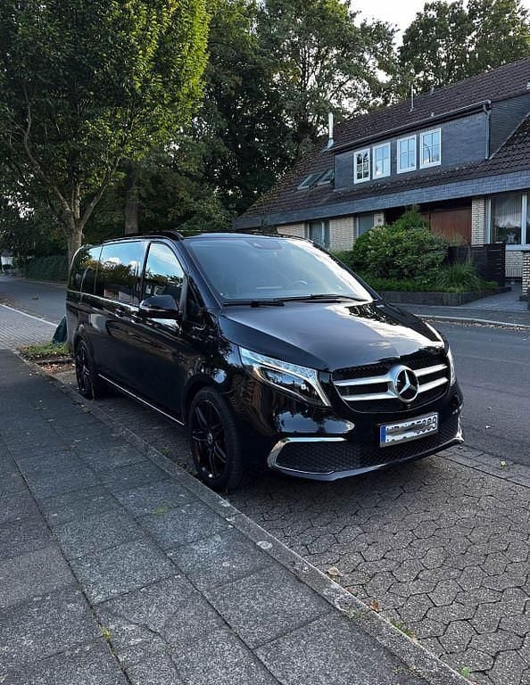 Schwarz Gebraucht 2020 Mercedes V300 AMG Van / Kleinbus | 61.800 € (Teuer) - Bild 1/4