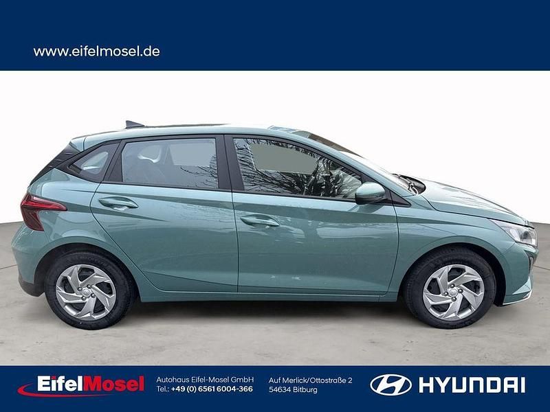 Neu Hyundai i20 Select 101 PS (74 kW) 2025 Grün Limousine