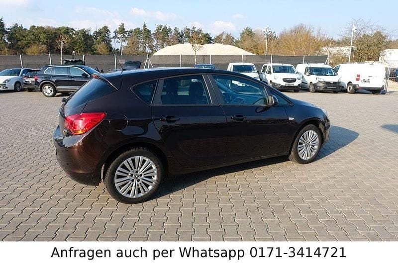 Gebraucht Opel Astra Edition 140 PS (102 kW) 2011 Braun Limousine