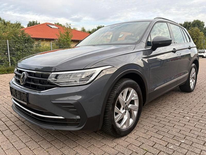 Grau Gebraucht 2022 VW Tiguan Life SUV | 24.595 € (Fairer Preis) - Bild 1/4