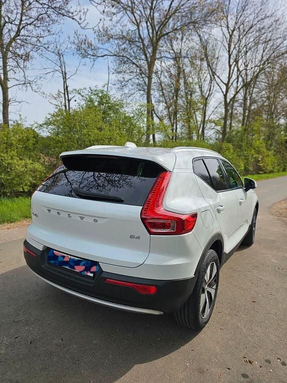 Gebraucht Volvo XC40 Momentum 197 PS (144 kW) 2022 Weiß SUV