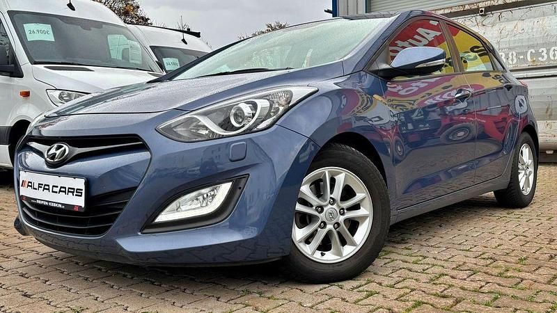 Blau Gebraucht 2012 Hyundai i30 Style Limousine | 10.600 € (Etwas zu teuer) - Bild 1/4