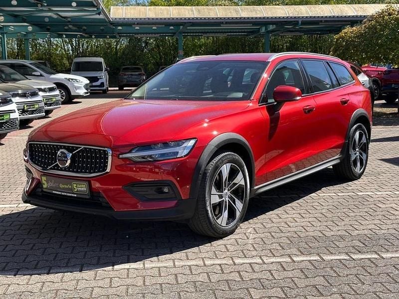 Gebraucht Volvo V60 CC Plus 250 PS (183 kW) 2023 Fusion red (metallic) Kombi