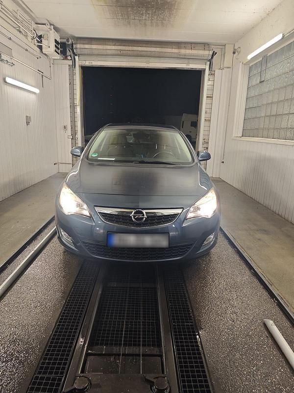 Gebraucht Opel Astra 115 PS (84 kW) 2010 Blau Kleinwagen
