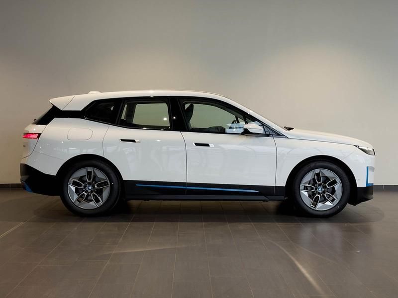 Weiss Gebraucht 2021 BMW iX SUV | 37.388 € (Fairer Preis) - Bild 1/4