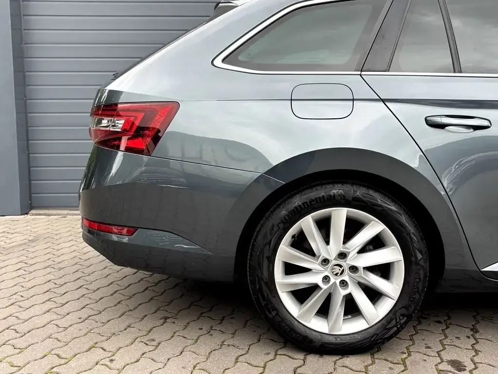 Gebraucht Skoda Superb Premium Edition 150 PS (110 kW) 2019 Silber Kombi
