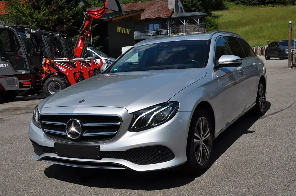 Gebraucht Mercedes E220 Avantgarde 194 PS (142 kW) 2020 Silber Limousine