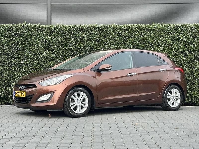 Gebraucht Hyundai i30 135 PS (99 kW) 2015 Braun Limousine