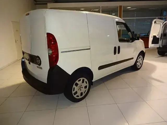 Gebraucht Fiat Doblò 101 PS (74 kW) 2022 Weiß (weiß) Van / Kleinbus