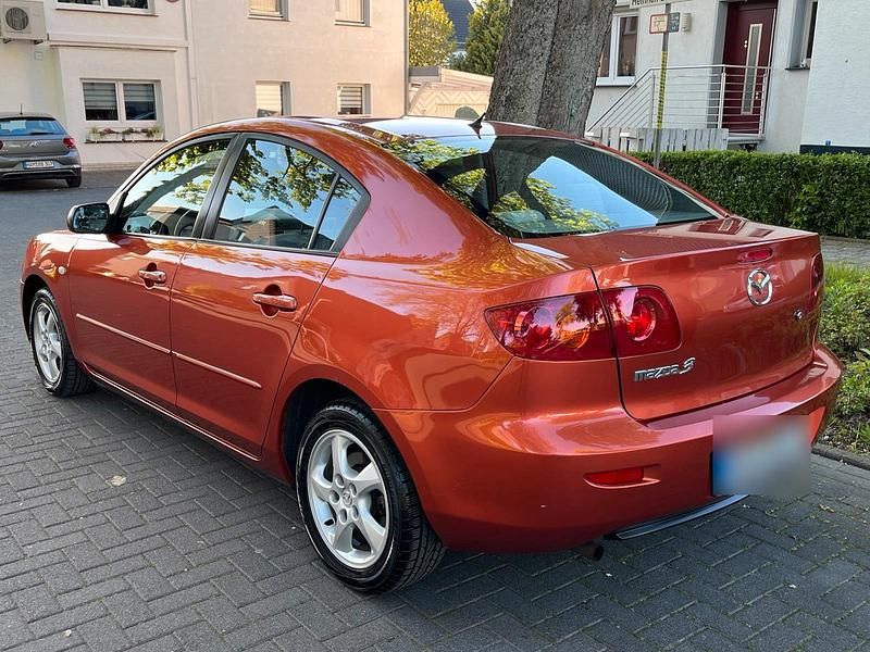 Używany Mazda 3 105 KM (77 kW) 2005 Czerwony Sedan/Limuzyna