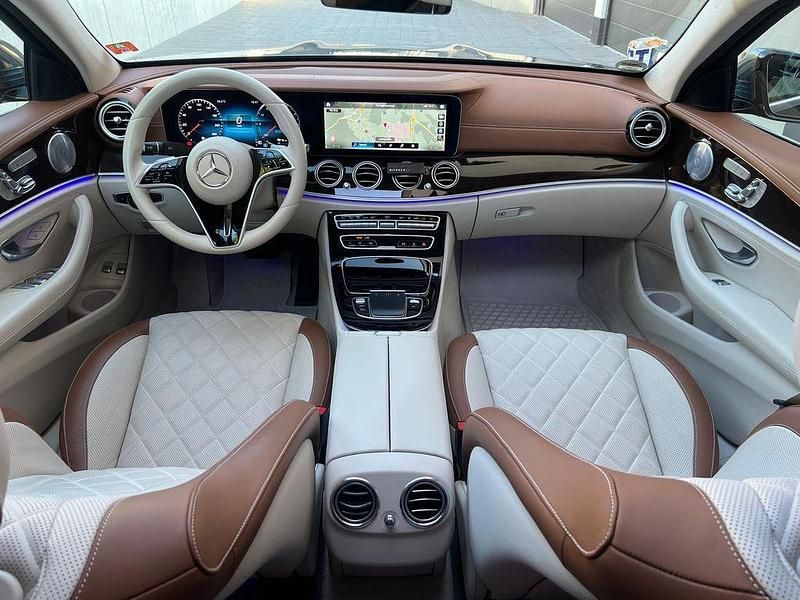 Grau Gebraucht 2020 Mercedes E300 AMG Limousine | 38.900 € (Fairer Preis) - Bild 1/4