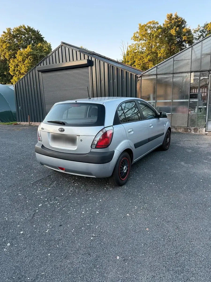 Gebraucht Kia Rio 96 PS (70 kW) 2007 Silber Kleinwagen
