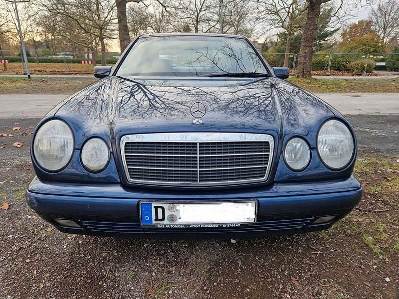 Blau Gebraucht 1998 Mercedes E200 Classic Limousine | 4.950 € (Fairer Preis) - Bild 1/4