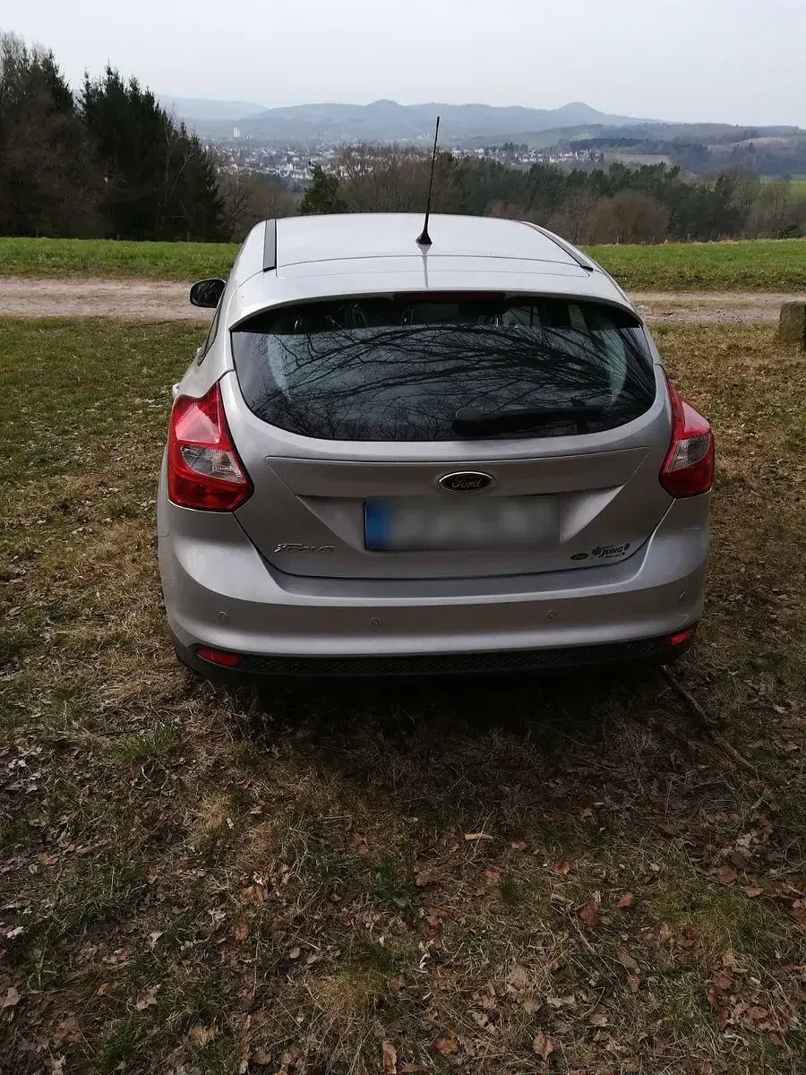 Usado Ford Focus Titanium 105 CV (77 kW) 2011 Plateado Berlina