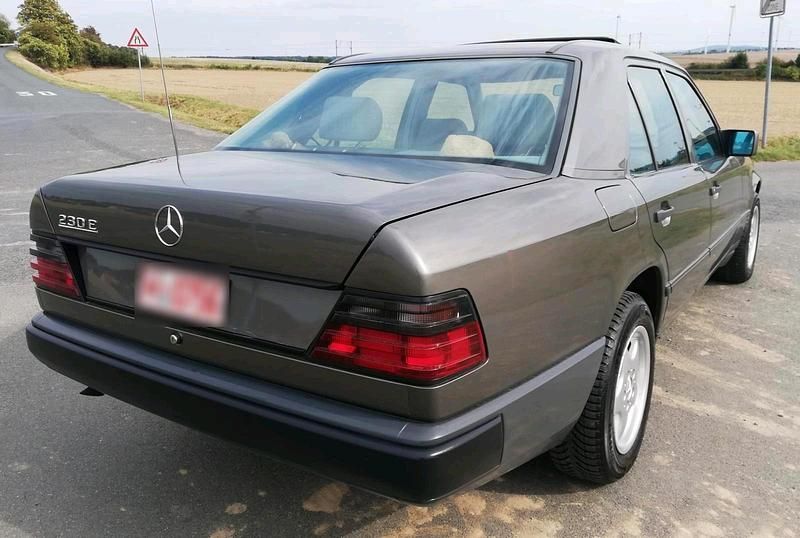 Gebraucht Mercedes E230 136 PS (100 kW) 1986 Grau Limousine