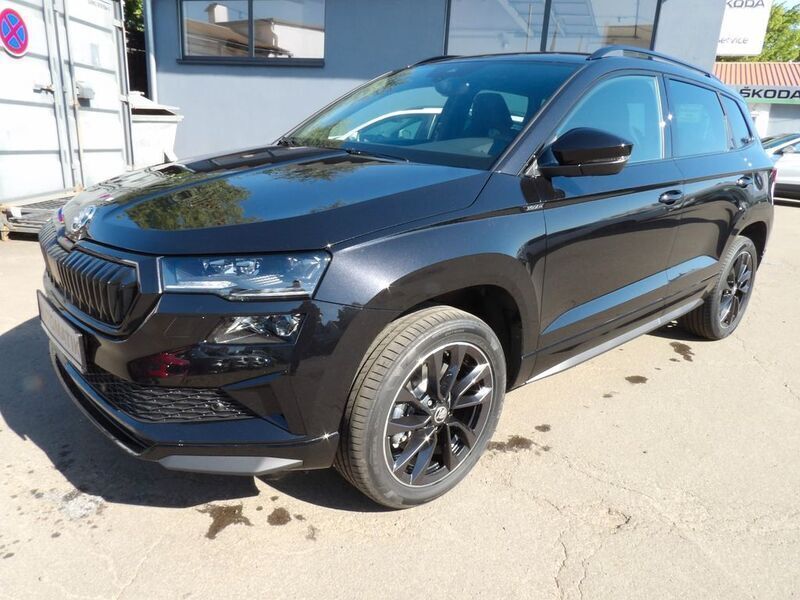 Schwarz Neu 2025 Skoda Karoq SportLine SUV | 38.590 € (Teuer) - Bild 1/4