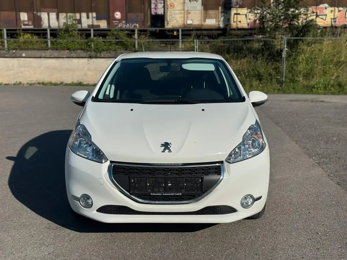 Gebraucht Peugeot 208 82 PS (60 kW) 2014 Weiß Kleinwagen