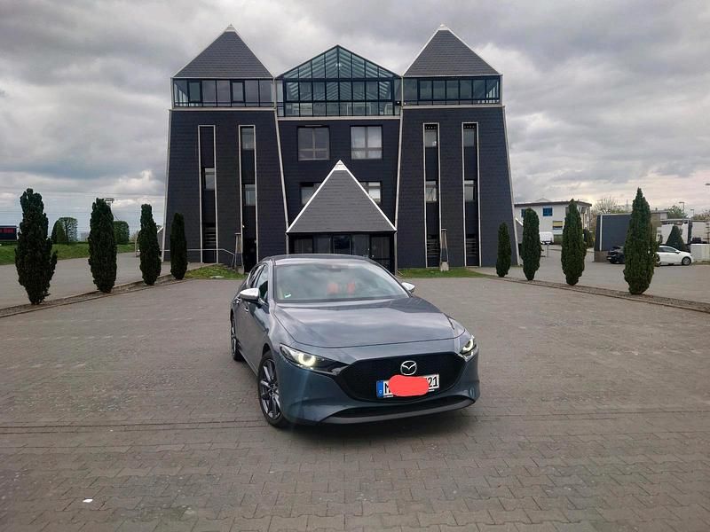 Grau Gebraucht 2023 Mazda 3 Limousine | 17.950 € - Bild 1/4