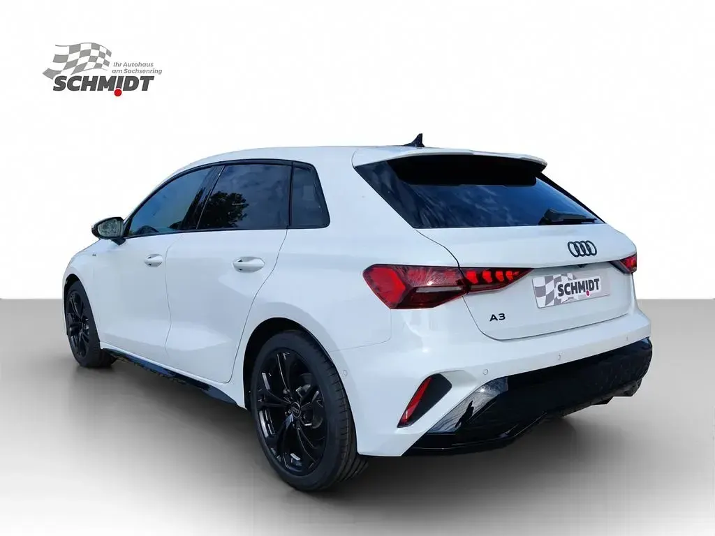 Second-hand Audi A3 S-Line 150 CP (110 kW) 2026 Alb Berlinǎ