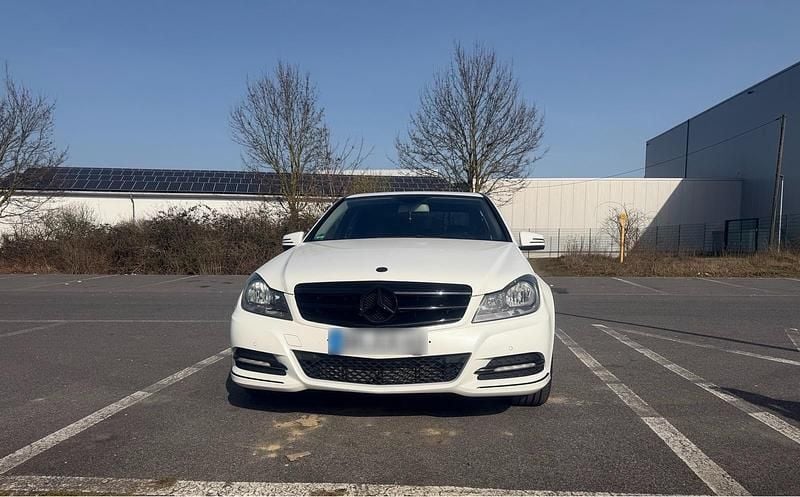 Gebraucht Mercedes C180 156 PS (114 kW) 2012 Weiß Limousine