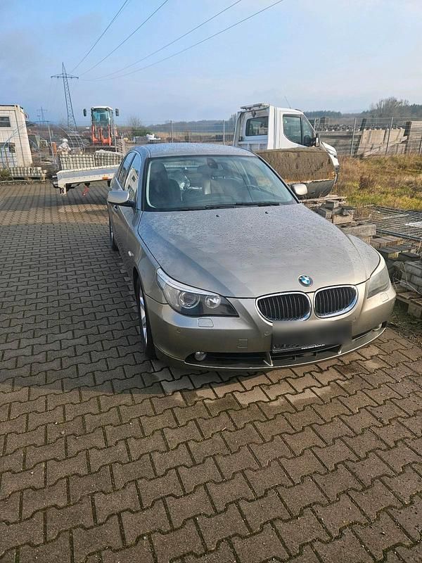 Silber Gebraucht 2005 BMW 525 Limousine | 3.900 € (Superpreis) - Bild 1/4