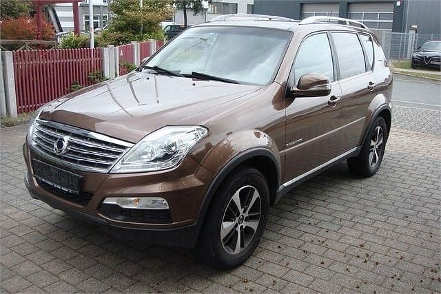 Braun Gebraucht 2016 Ssangyong (KGM) Rexton SUV | 6.900 € - Bild 1/4