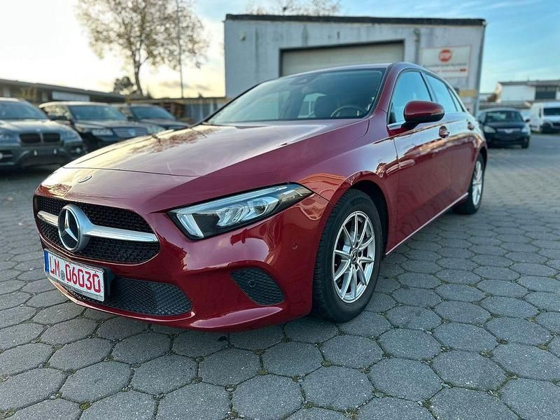 Rot Gebraucht 2022 Mercedes A180 Limousine | 13.999 € (Guter Preis) - Bild 1/4