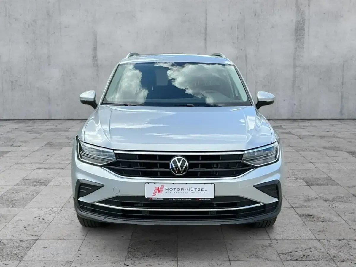 Gebraucht VW Tiguan Life 150 PS (110 kW) 2023 Reflexsilber metallic SUV