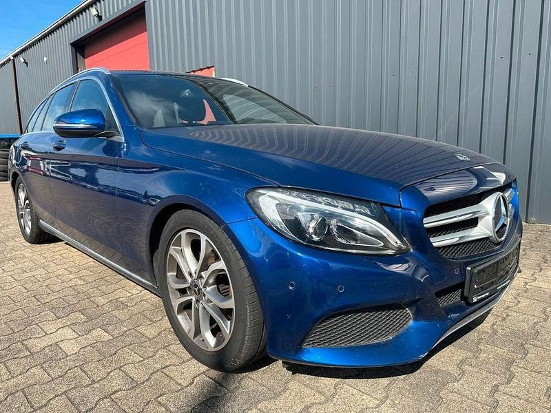 Blau Gebraucht 2017 Mercedes C180 Kombi | 18.500 € (Fairer Preis) - Bild 1/4