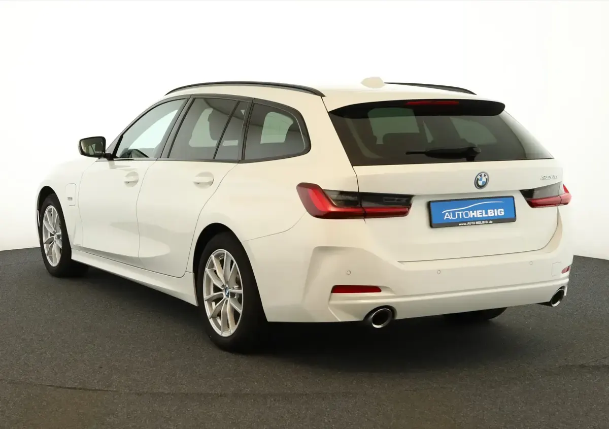 Gebraucht BMW 320e 204 PS (150 kW) 2022 Alpinweiss iii Kombi