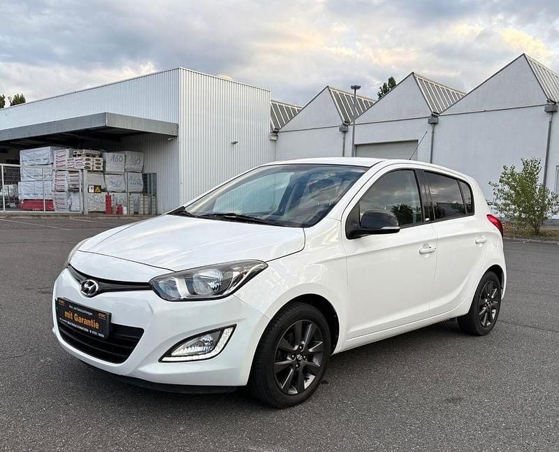 Weiß Gebraucht 2014 Hyundai i20 Edition Limousine | 5.590 € (Guter Preis) - Bild 1/4