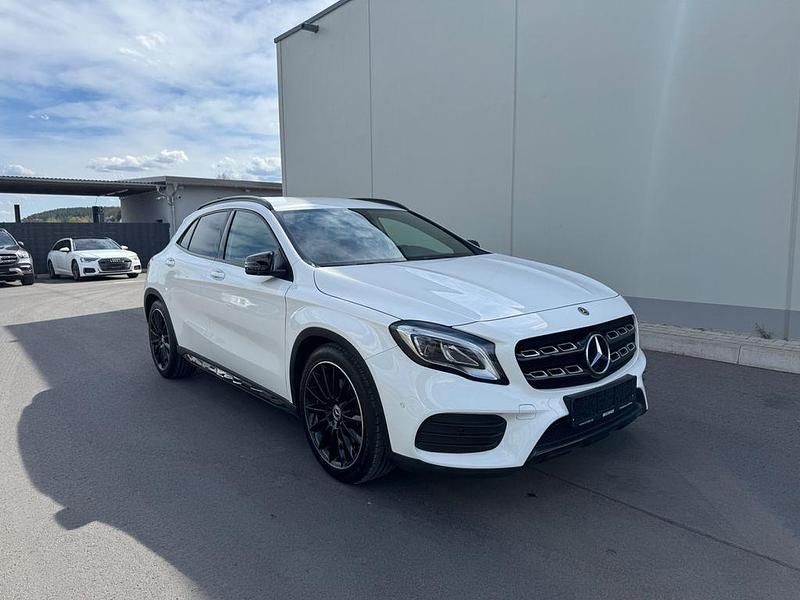 Polarweiss unilack Gebraucht 2018 Mercedes GLA250 AMG SUV | 23.880 € (Fairer Preis) - Bild 1/4