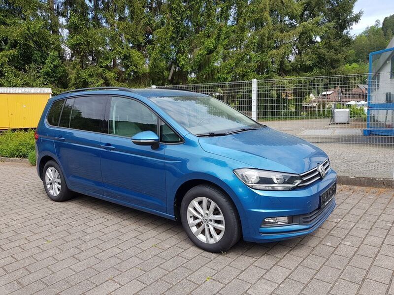 Blau Gebraucht 2017 VW Touran Comfortline Van / Kleinbus | 18.950 € (Etwas zu teuer) - Bild 1/4