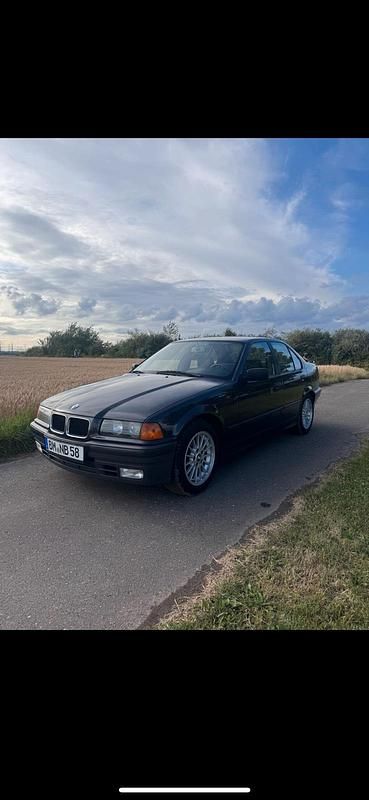 Schwarz Gebraucht 1993 BMW 316 Limousine | 3.099 € - Bild 1/4