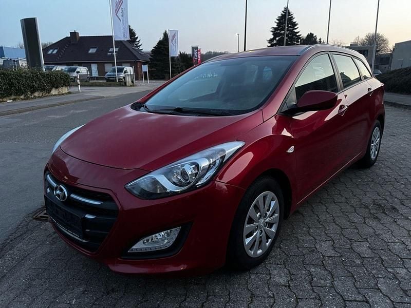 Gebraucht Hyundai i30 110 PS (80 kW) 2016 Rot Kombi