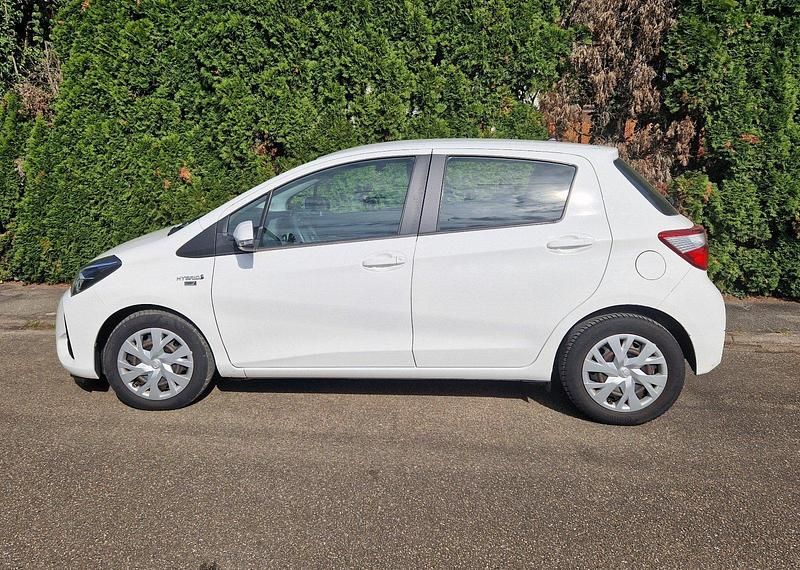 Weiß Gebraucht 2019 Toyota Yaris Hybrid Business Edition Kleinwagen | 13.800 € (Guter Preis) - Bild 1/4