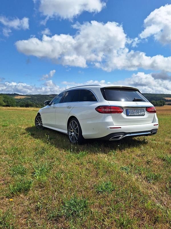 Weiß Gebraucht 2022 Mercedes E220 AMG line Kombi | 41.999 € - Bild 1/4