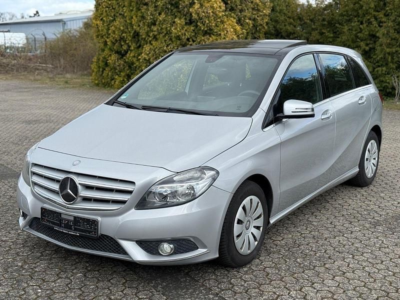 Gebraucht Mercedes B180 122 PS (89 kW) 2012 Silber Van / Kleinbus