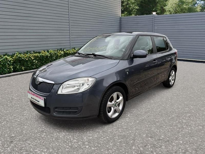 Grau Gebraucht 2012 Skoda Fabia Family Kleinwagen | 4.500 € (Fairer Preis) - Bild 1/4