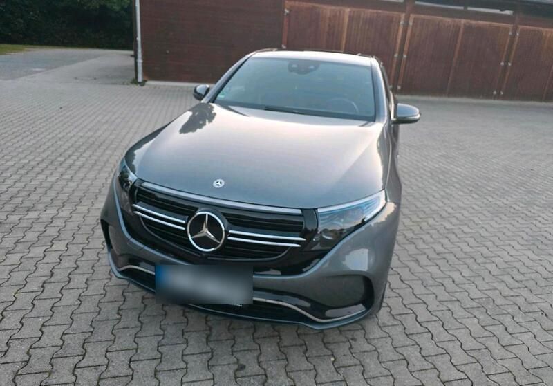 Grau Gebraucht 2022 Mercedes EQC400 SUV | 43.000 € (Etwas zu teuer) - Bild 1/4