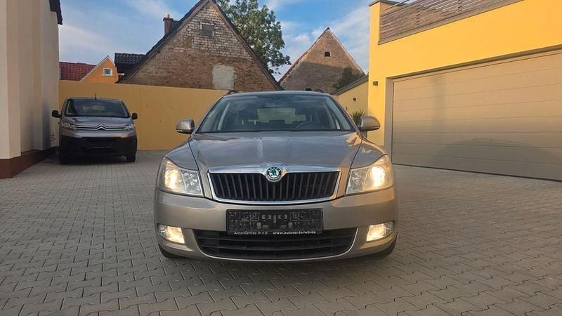 Beige Gebraucht 2013 Skoda Octavia Ambition Kombi | 4.600 € (Superpreis) - Bild 1/4